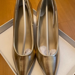 salus 金のパンプスの画像