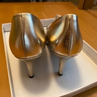 salus 金のパンプスの画像