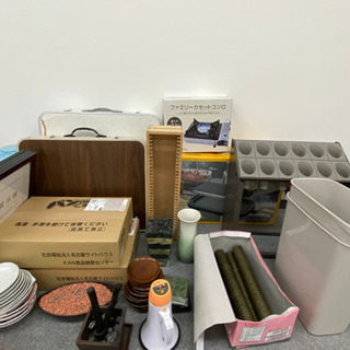 不用品色々、折り畳みテーブル、ゴミ箱、加湿器、傘立て、カセットコ...