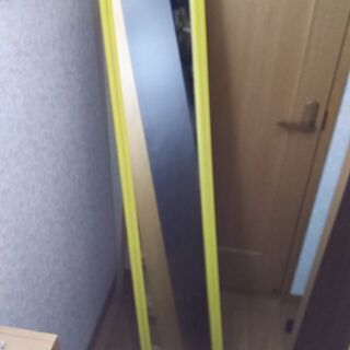 黄色い枠の姿見です