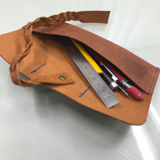 三つ編みベルトでロックするペンケースの画像