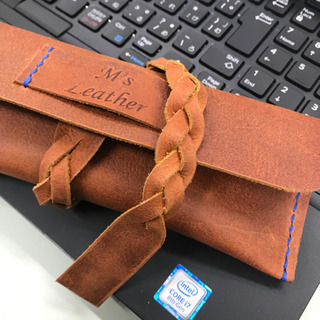 三つ編みベルトでロックするペンケースの画像