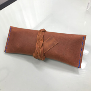 三つ編みベルトでロックするペンケースの画像