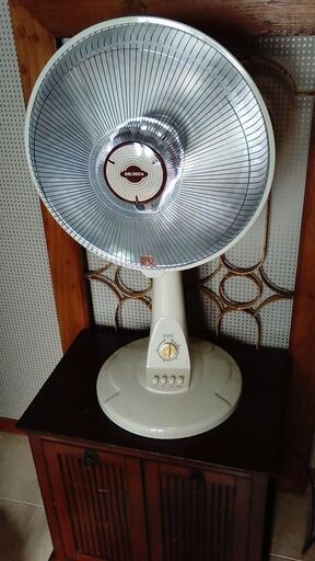 ハロゲンヒータです　暖かい！！　８００Wです