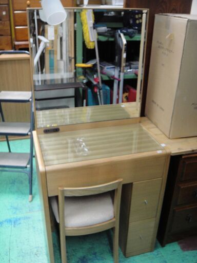 「ジモティー」見た！で通常特価16,478円より5,000円引きの11,478円!  ドレッサー　椅子・照明つき　一面鏡　化粧台　メイク