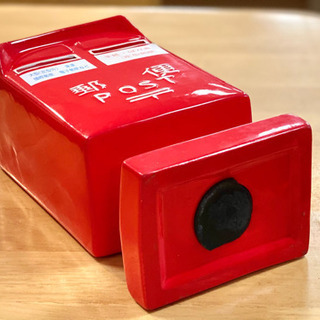 郵便ポスト型の貯金箱の画像
