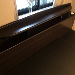クイーンサイズのベッドフレーム取りにきて下さる方！お安く提供致します！の画像