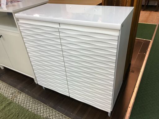 波型扉　キャビネット　白