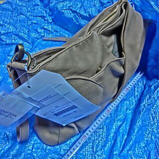 、★ATTENTION、ショルダーバッグ★ベージュ系★未使用、タグ付き、保管品、写真映りが悪いですが、状態は良い、定価５５００円、★デザインが特徴、★👉お手数をおかけしますが、プロフィ―ル必読です。の画像