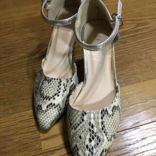 パイソン柄パンプスヒール
