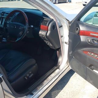 レクサス　LS460　Iパッケージ・シルバー・カールレビンソン・純正アルミスタットレスタイヤ付属の画像