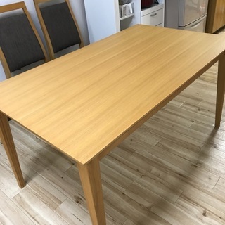 ダイニングテーブルの画像