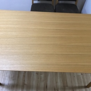 ダイニングテーブルの画像