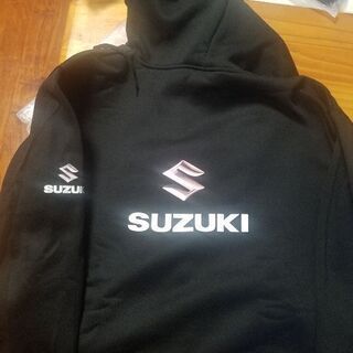スズキロゴ入りジッパーパーカー新品の画像