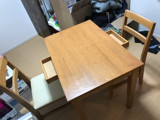 2人用の少し小さめのダイニングテーブルになります。