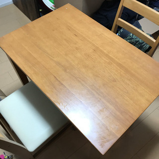 2人用の少し小さめのダイニングテーブルになります。の画像