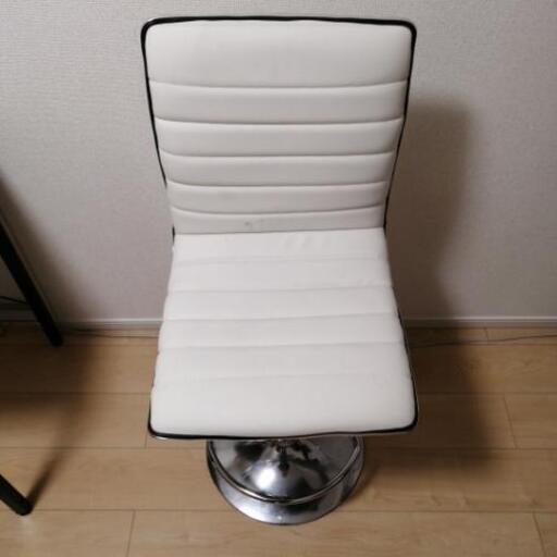 カウンターのイスです