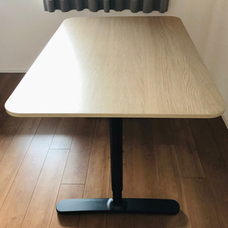 IKEA BEKANTデスクの画像