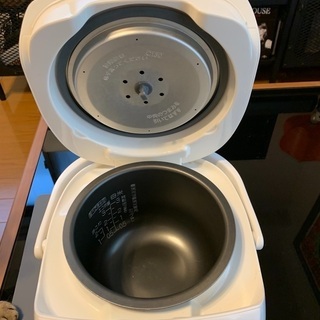 象印　ZOJIRUSHI ３合炊き炊飯器　極め炊き　NS-UC05-WBの画像