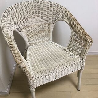 白色　木製編み込み　椅子の画像