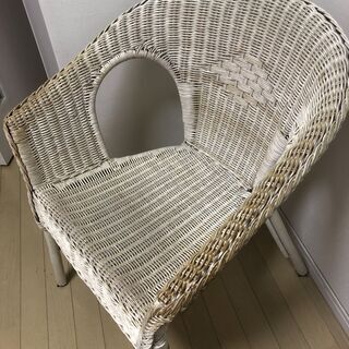 白色　木製編み込み　椅子の画像