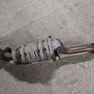 フィット GD1 触媒 L13A　キャタライザー フロントエキゾーストパイプ　純正マフラー　触媒コンバータ　FIT O2センサーの画像