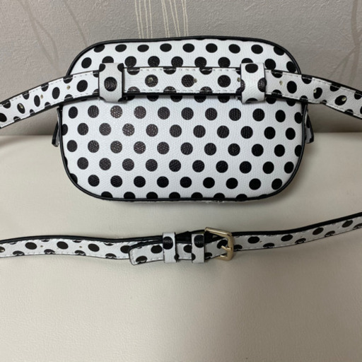 新品 guess ゲス ポーチ ショルダーバッグ 花柄 ドット柄 白