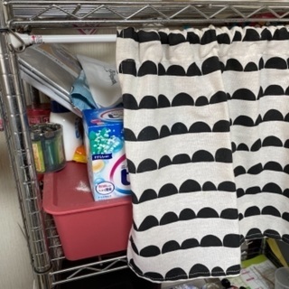 メタルラック専用突っ張り棒とカーテンの画像