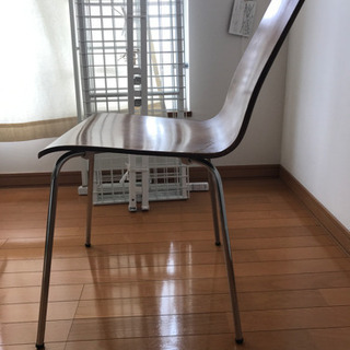 木の椅子の画像