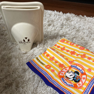 ピノキオの陶器の写真立てとミニーハンカチの画像