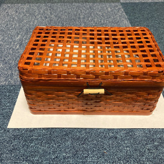 無料！　茶器、使って下さい、A4の紙に載せての写真です