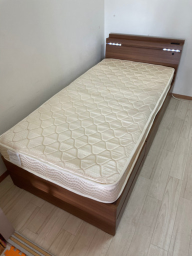 シングルベッドフレームセット。