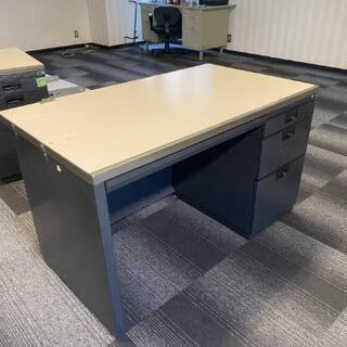 事務デスクの画像