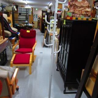 ＜ジモティ見たで。＞2000円→1000円のジモティ割。リサイクルショップのダイトーです。お持ち帰り価格　白色　スタンドポールハンガーの画像