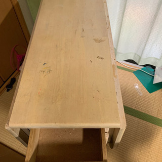 テーブルと椅子4脚の画像