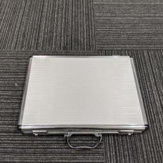 シルバーの超薄型アタッシュケース