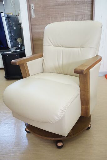 豪華回転イス☆肘掛け部分・キャスター周辺部分木製☆幅56×奥行60×高さ80cm(座面まで41cm)