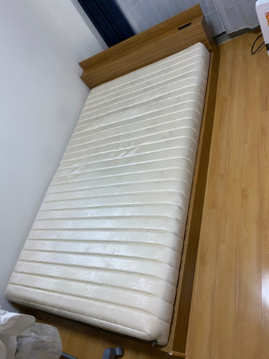 セミダブルベット！ベットマット付き使わなくなったので出品します