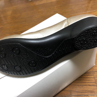 【未使用】イタリコ ITALICO 日本製 楽ちん キラキラリボンモチーフ フラットシューズ　ゴールド23.5 ヒール3.5の画像