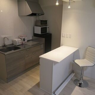 202号室 宇都宮司法修習生限定。スタイリッシュなお部屋。当物件は短期マンスリーも普通契約賃料と同額 & 9~12ヵ月短期賃貸違約金無。初期費用無。オートロック。Wi-Fi &光高速インターネット無料、家具家電付物件、宅配BOX有。宇都宮裁判所徒歩３分。セブンイレブン徒歩3分.  − 栃木県