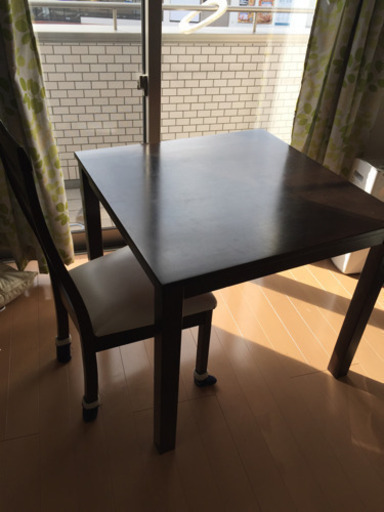 ニトリ　ダイニングテーブルと椅子2つ