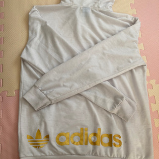 adidas パーカーの画像