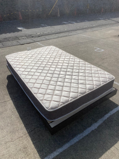 組み立て簡単！セミダブルサイズ！調節脚付き！ニトリ ベッドフレーム＆マットレス