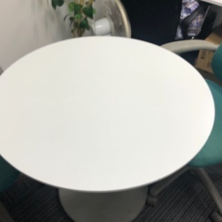 【無料】池袋・白の丸テーブル&椅子の画像