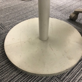 【無料】池袋・白の丸テーブル&椅子の画像