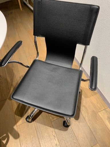 【美品】オフィスチェア　ブラック　革張りのスタイルレザーチェア