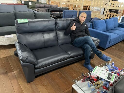 ガチで高価な革製ソファー！14万円で販売してます！49800円でOKです。展示現品です！
