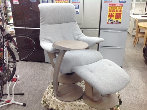 カリモク 布製 パーソナルチェア サイドテーブル オットマン付き