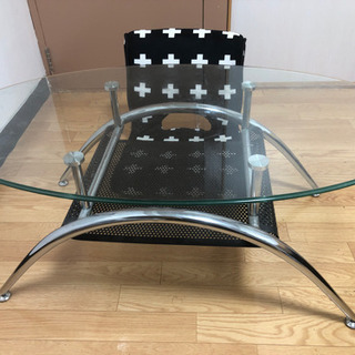 ガラステーブルと座椅子の画像