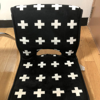 ガラステーブルと座椅子の画像